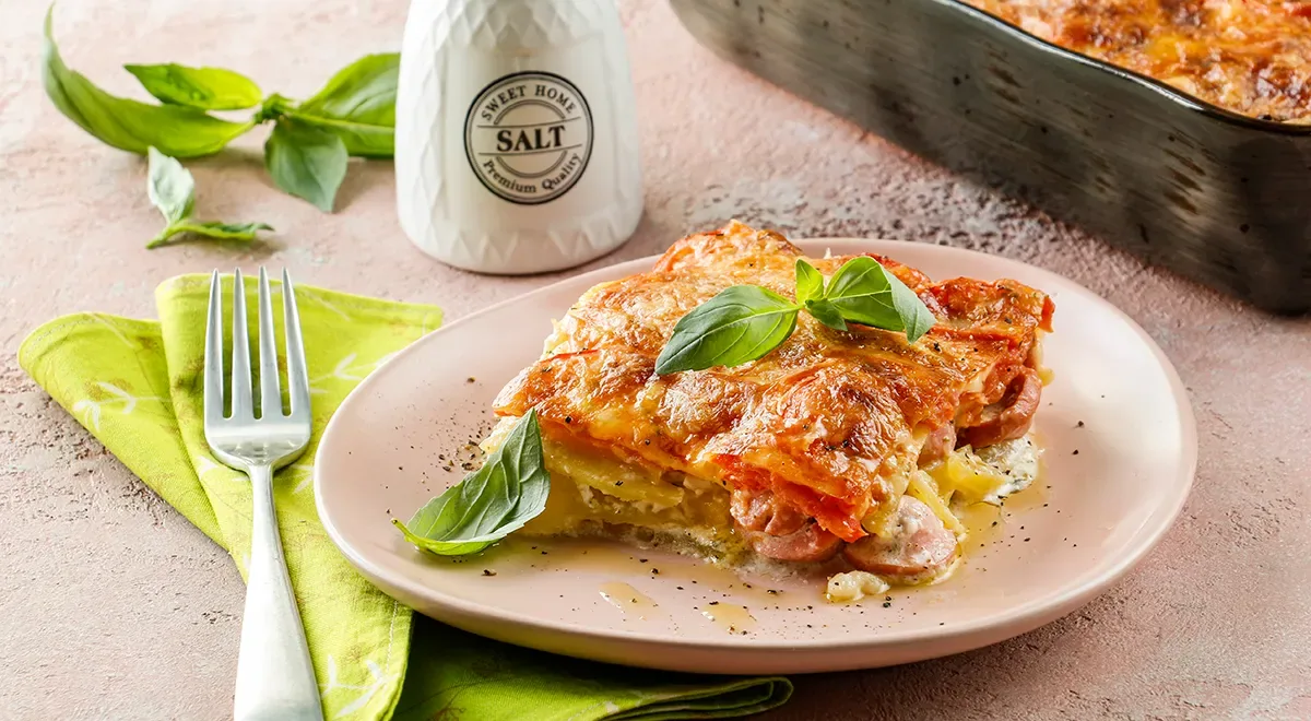 Картошка, запечённая с сосисками, помидорами и сыром