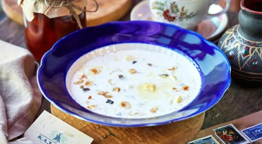 Овсяная каша с сухофруктами и грецким орехом