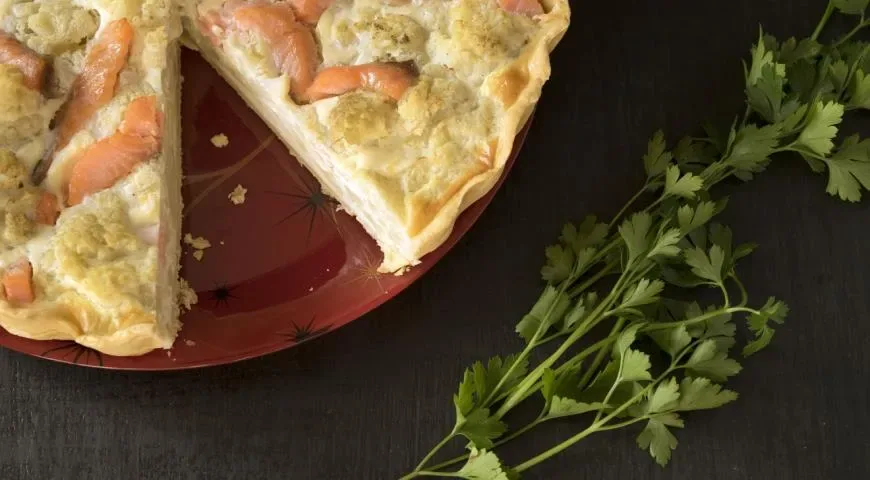 Киш с цветной капустой и семгой