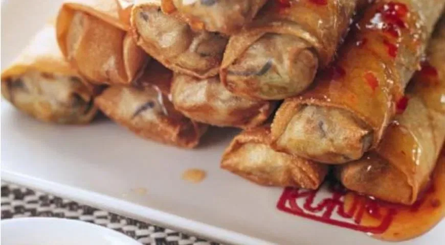 Китайские жареные спринг-роллы с курицей и грибами