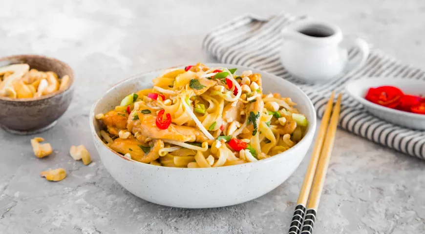 Лапша пад тай с курицей