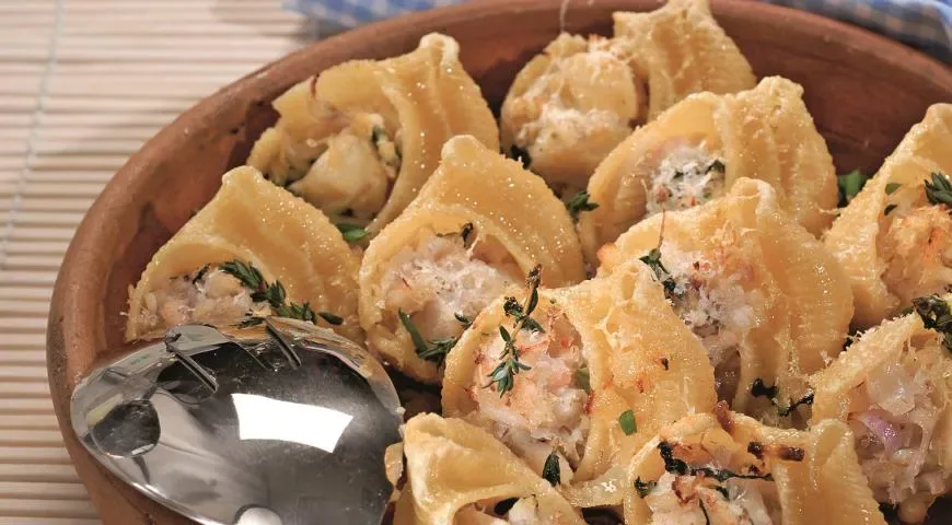 Конкильони с крабовым мясом