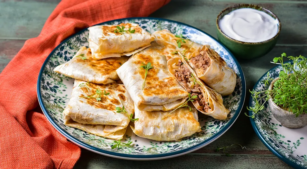 Конвертики из лаваша с мясом и сыром