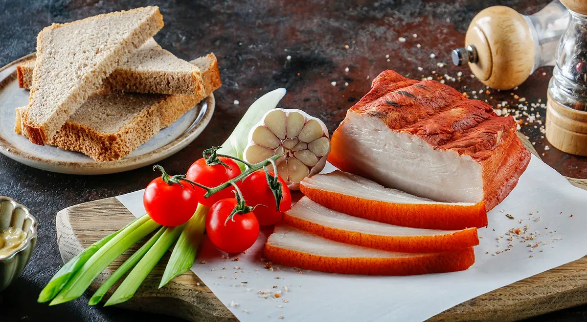 Копченая грудинка, варенная в луковой шелухе