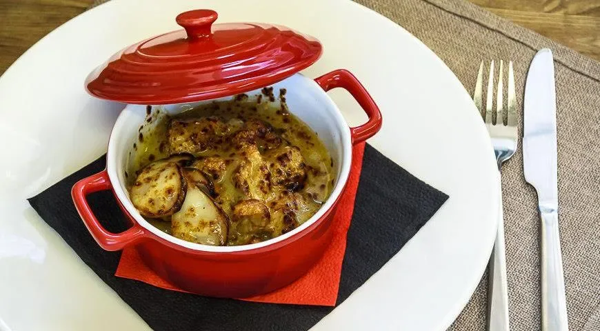 Кролик, запечённый в горшочке с лесными грибами