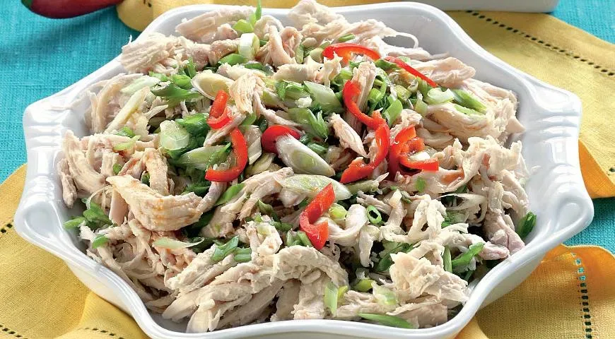 Курица-призрак с пастой чили и зеленым луком