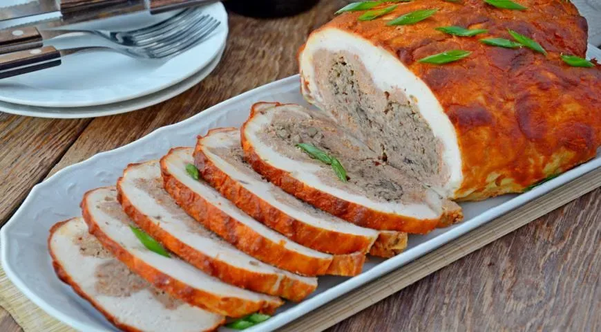 Курица со свининой, фасолью и грибами