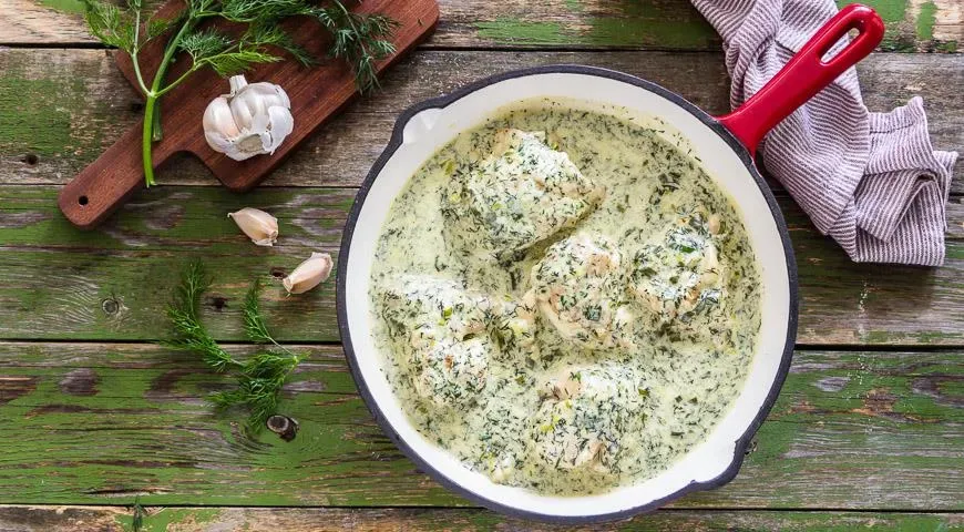 Курица, тушённая в сметане