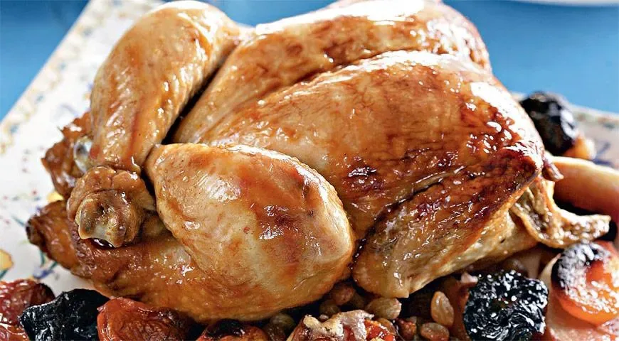 Курица, запечённая с сухофруктами в духовке