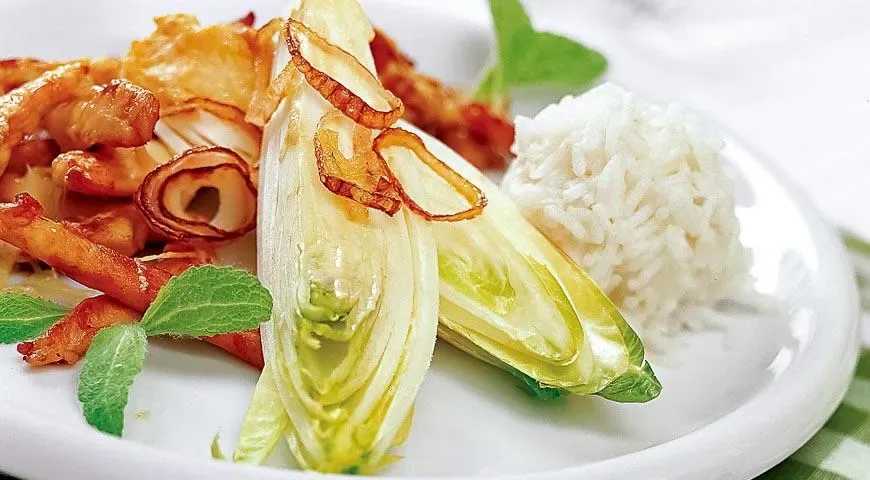 Курица, запечённая с цикорием и шалфеем