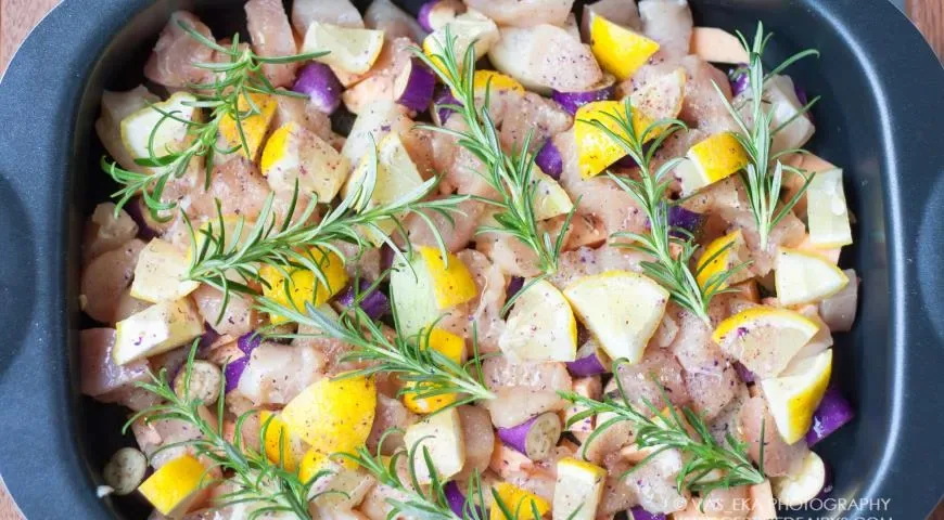 Куриная грудка, запечённая с бататом, баклажанами, лимоном и розмарином