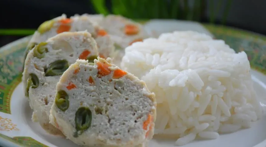 Куриная колбаса с овощами