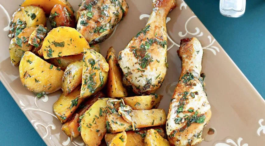 Куриные голени и печёная картошка с зелёной заправкой