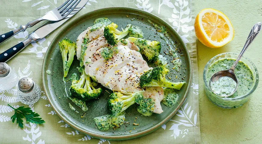 Куриные грудки на пару с брокколи и зелёным соусом