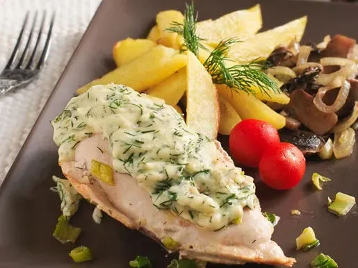 Куриные грудки под сырным соусом с картофелем и грибами