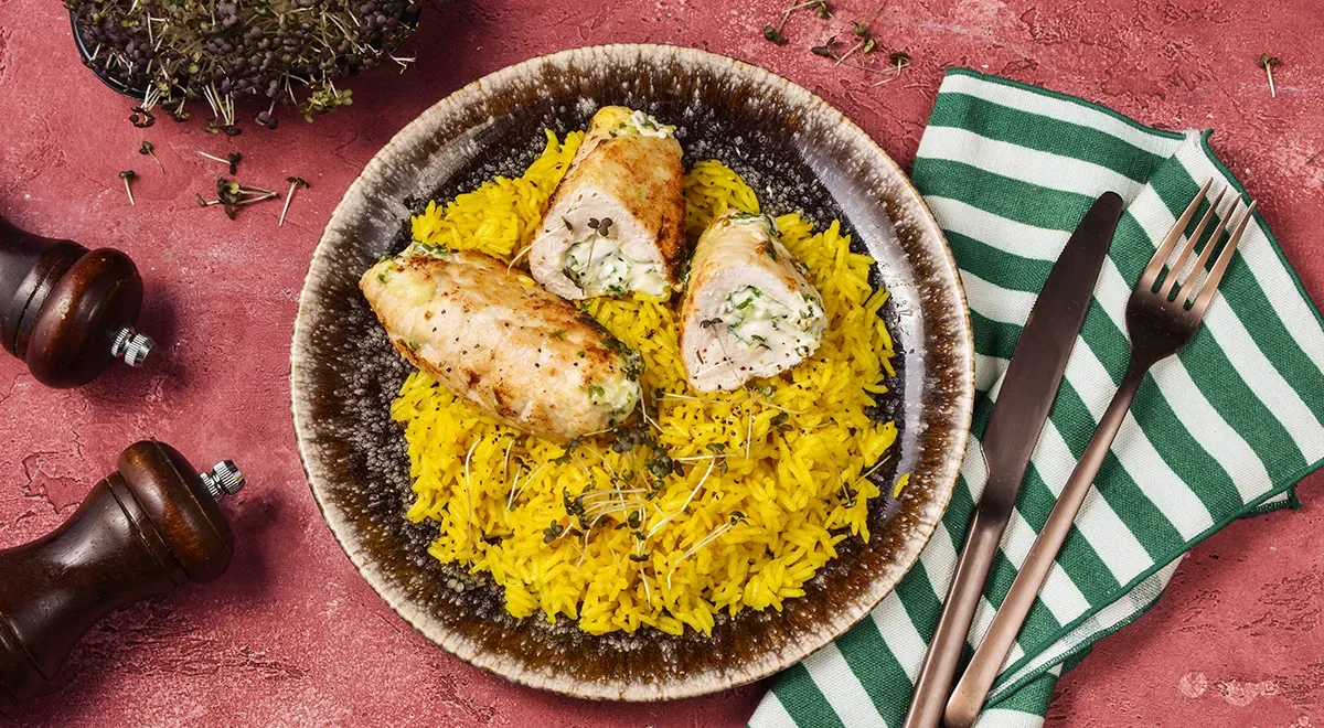 Куриные рулетики с плавленым сыром и зеленью на сковороде
