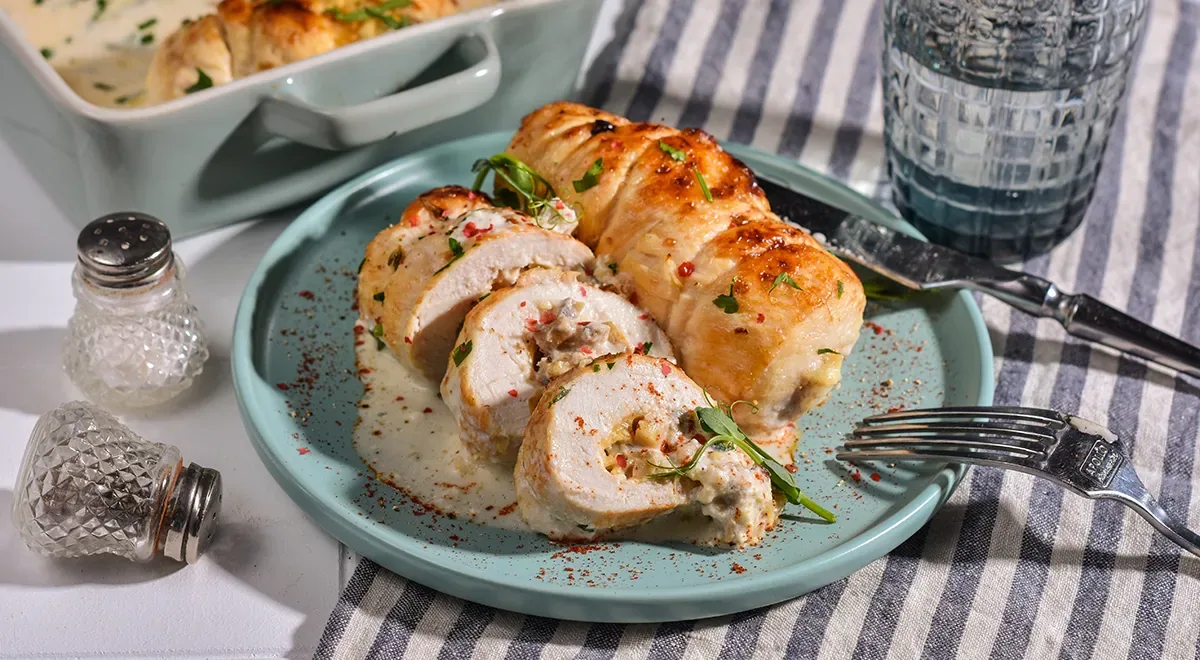 Куриные рулеты с грибами и сыром в сметанном соусе