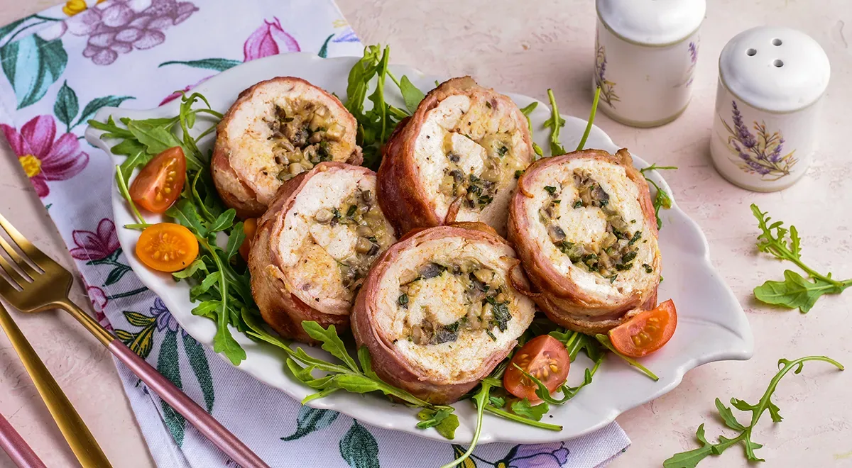Куриный рулет с грибами, беконом и сыром