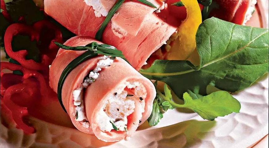 Кусочки ветчины с козьим сыром