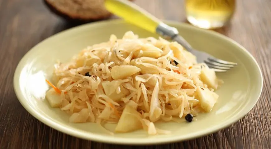 Квашеная капуста, тушёная с яблоками