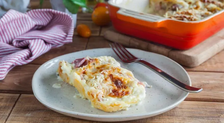 Запеченный рулет «Ласточкины гнезда» с ветчиной, сыром и грибами