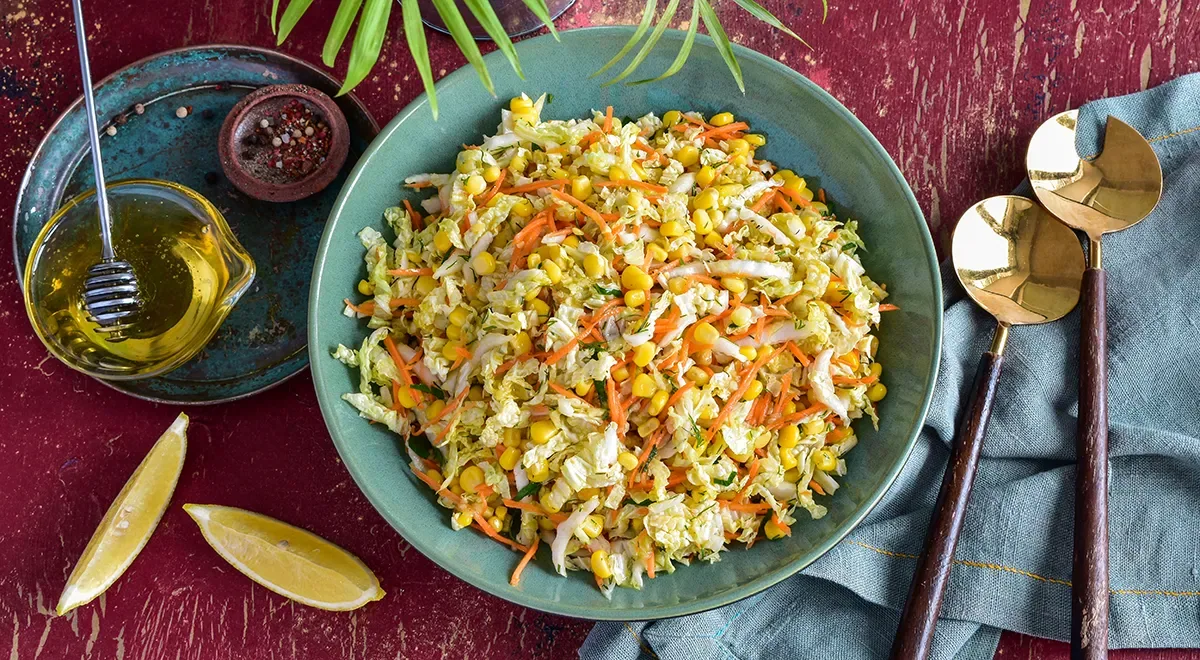 Лёгкий салат с пекинской капустой и кукурузой