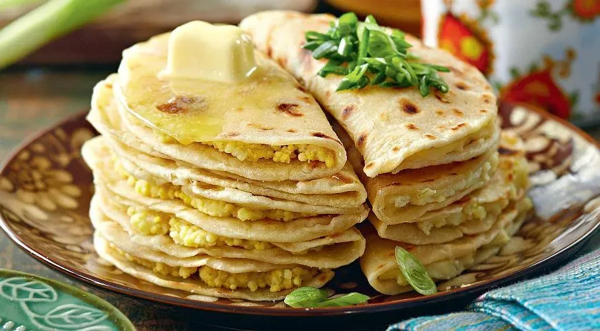 Лепёшки кыстыбый с пшенной кашей и картошкой с луком
