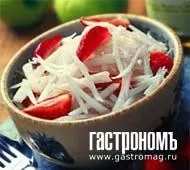 Летний салат с клубникой