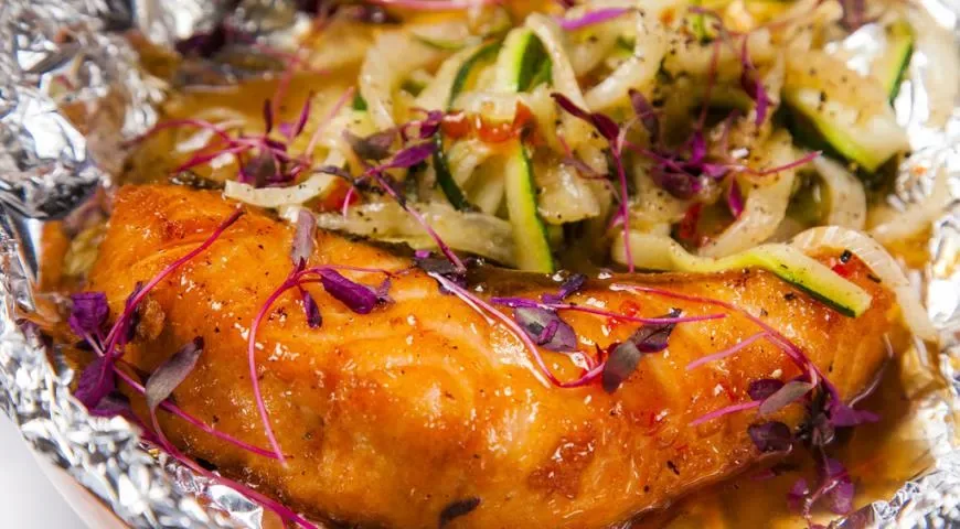 Лосось под чили-медовым соусом с лапшой из цукини