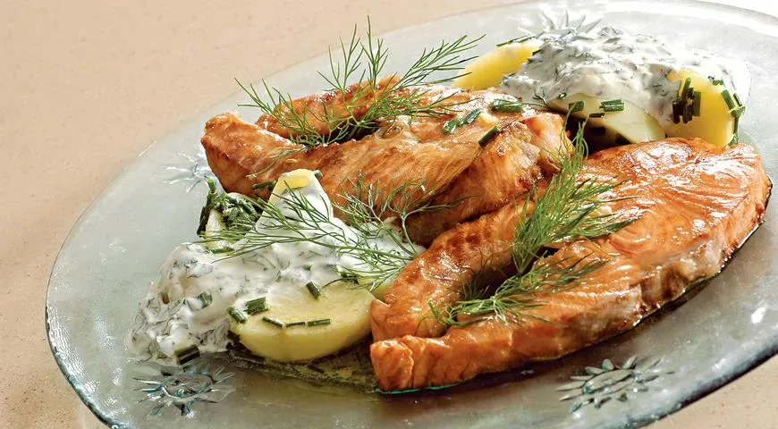 Лосось с картофельным салатом и соусом из мяты
