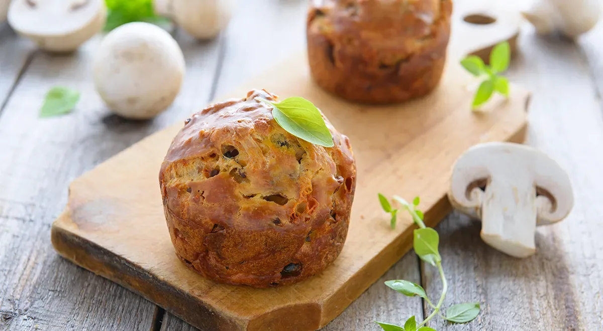 Постные маффины с грибами и маслинами