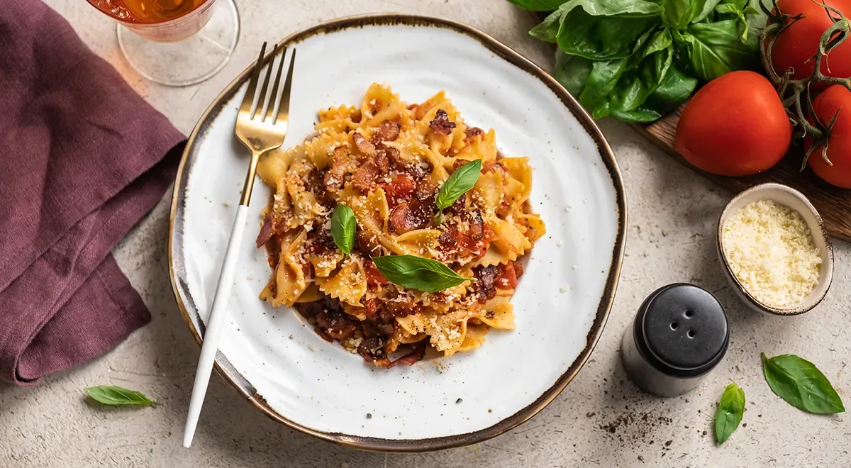 Макароны с беконом, сыром и помидорами