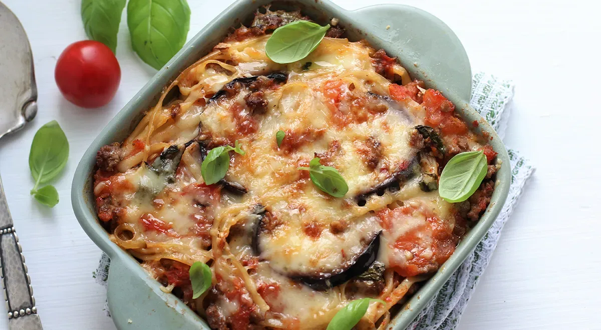 Макароны с соусом под баклажаном