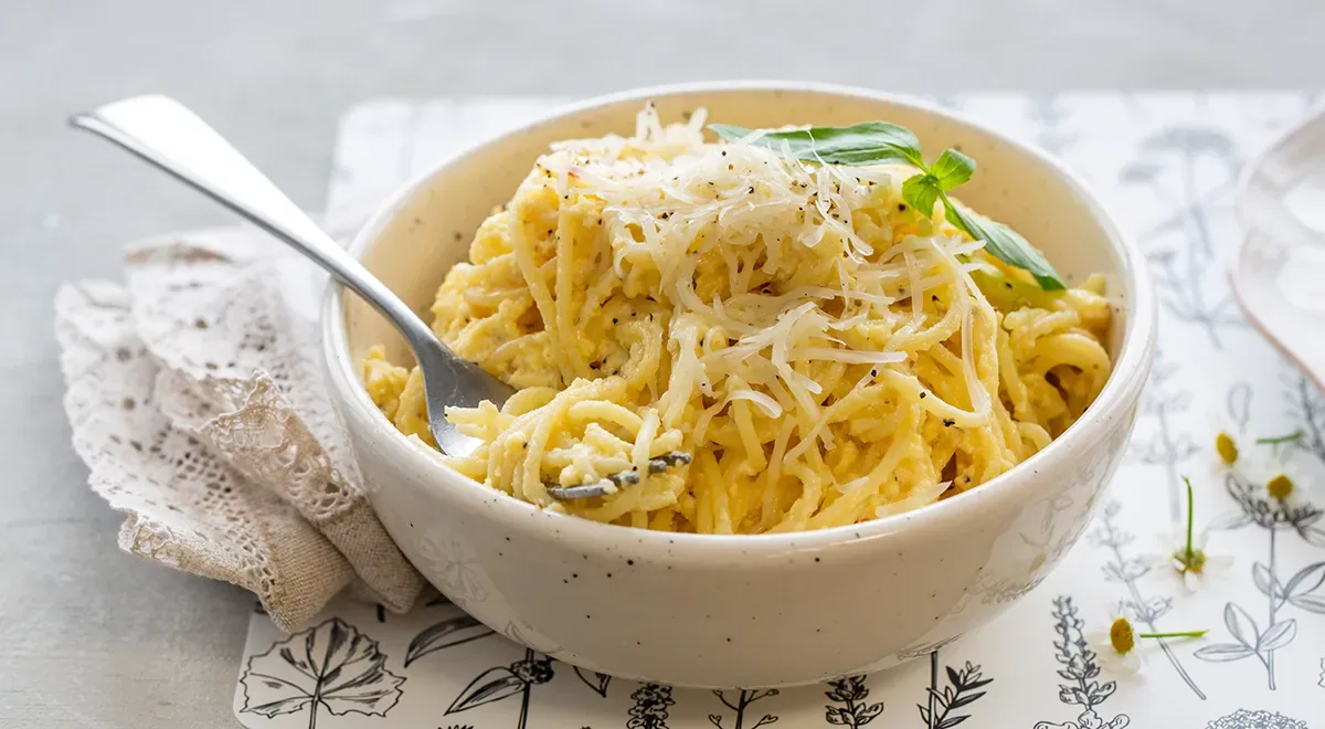 Макароны с яйцом и сыром на сковороде