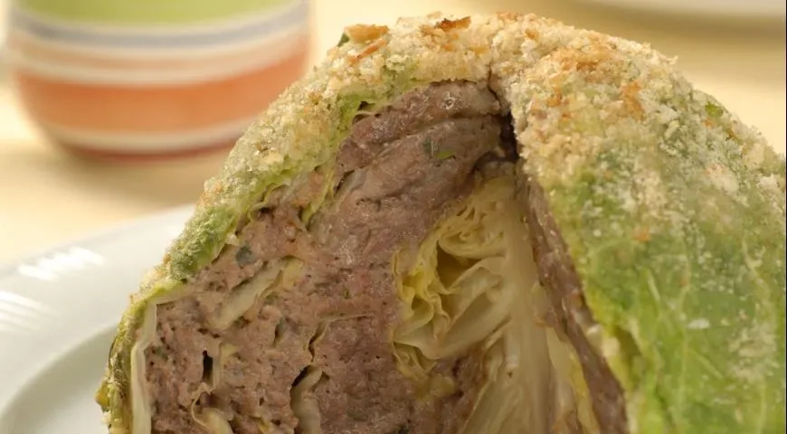 Молодая капуста, фаршированная мясом