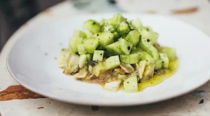 Молодая капуста с кунжутом, огурцами и халапеньо