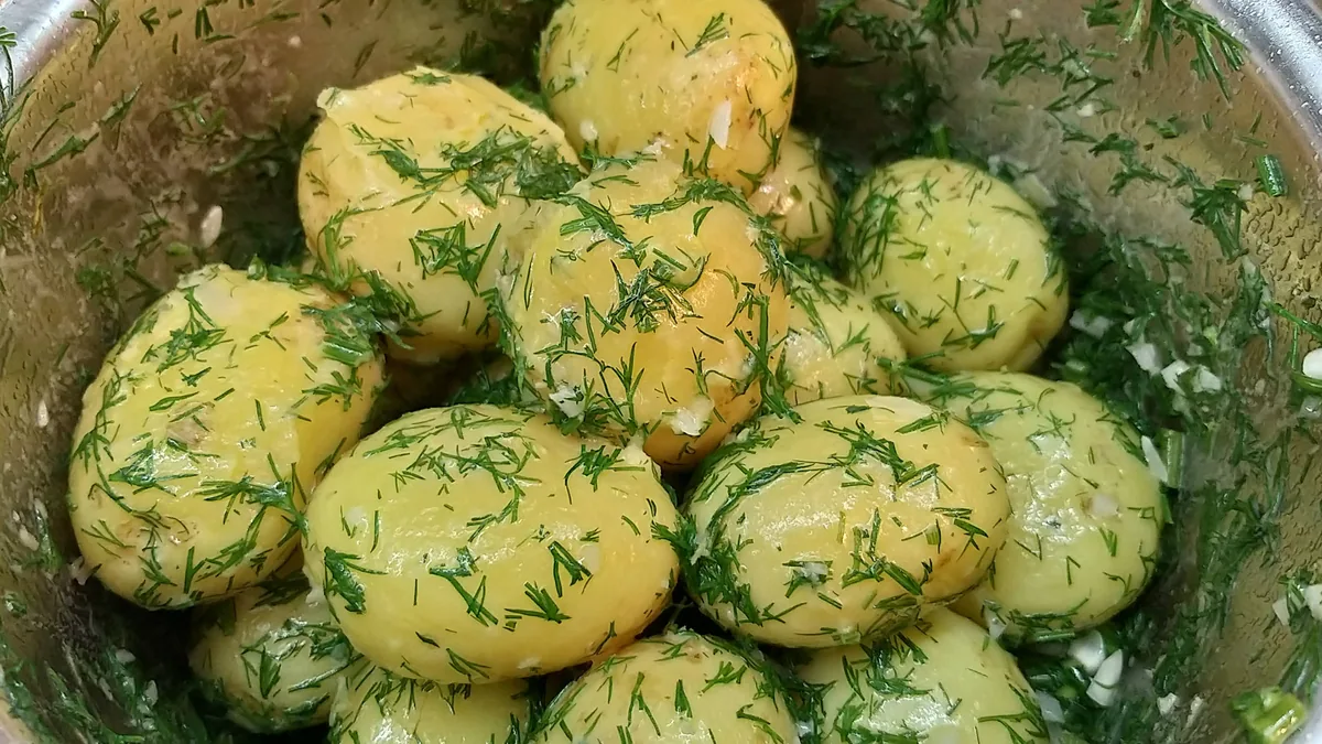 Отварной молодой картофель с укропом и чесноком