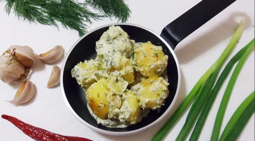 Молодая картошка в сметане с укропом на сковороде