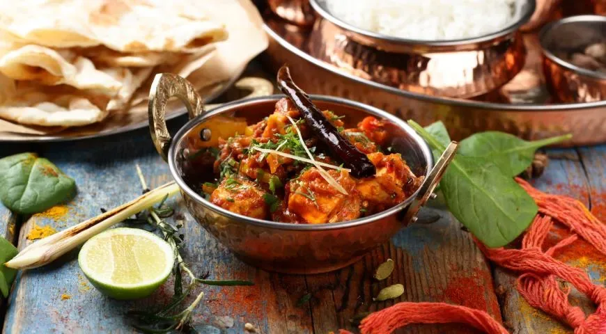Мург карай, филе цыпленка с соусом карри и овощами