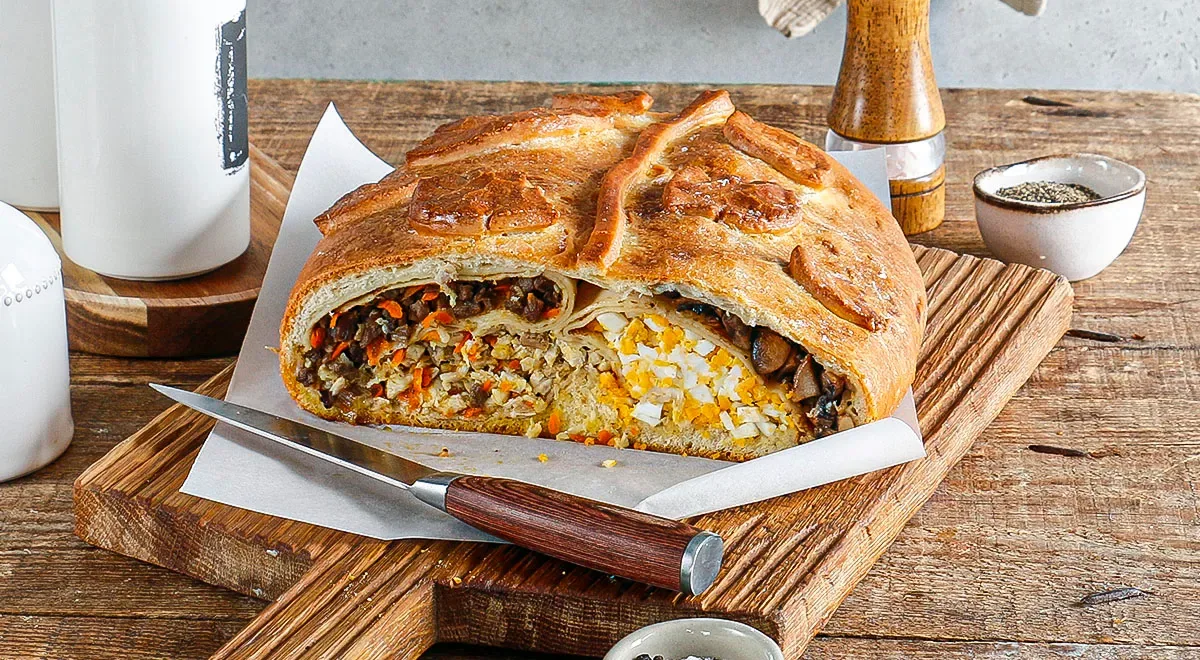 Кулебяка с мясом, яйцом и грибами