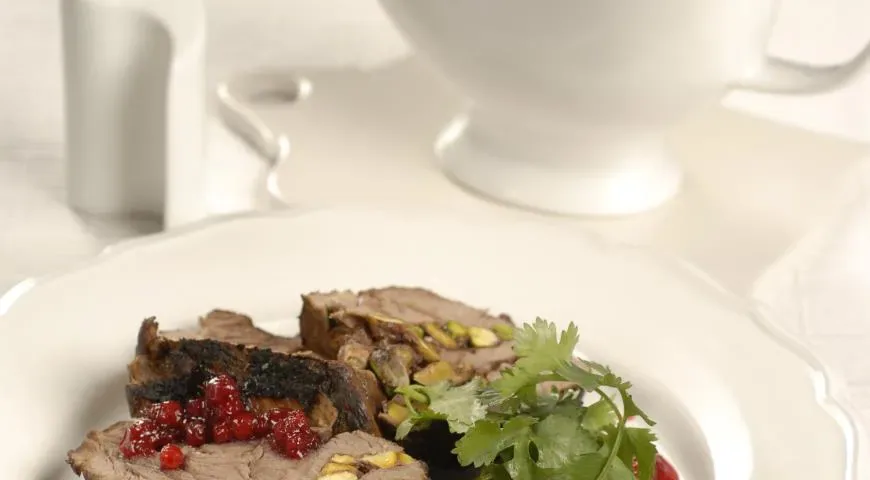 Мясо под брусничным соусом