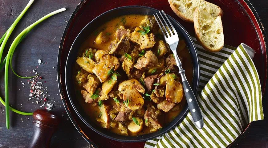 Мясо с грибами на сковороде