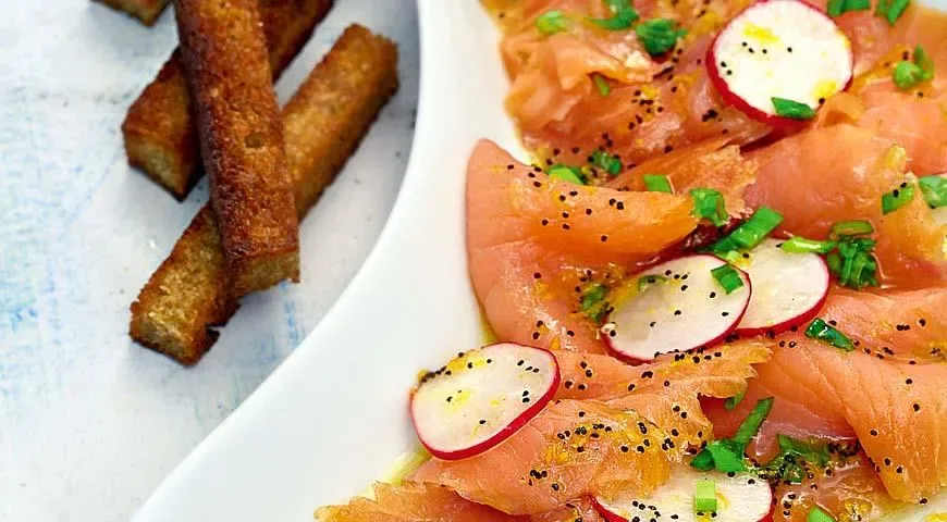 Норвежская копченая семга с маковой заправкой и гренками