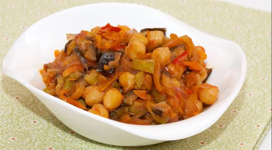Нут с овощами