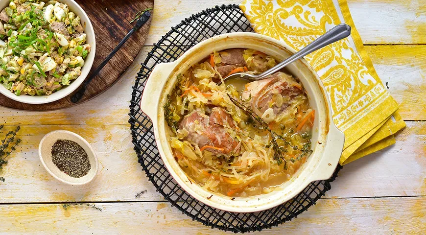 Свинина с квашеной капустой в горшочке