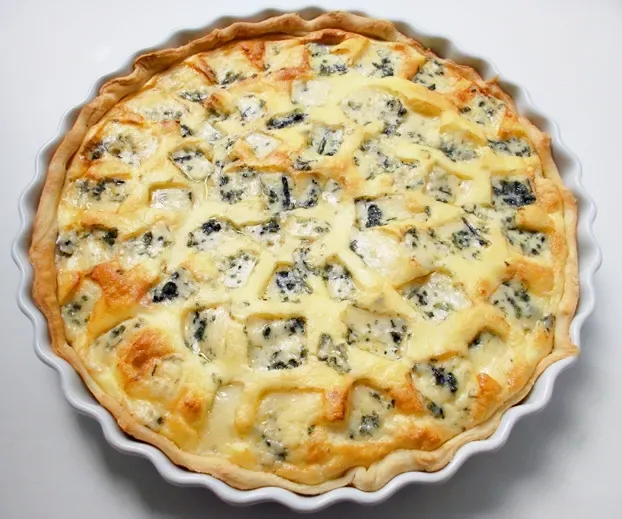 Открытый пирог с грушами и сыром дорблю