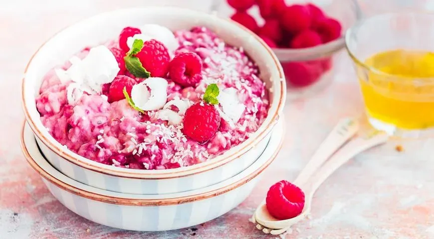 Овсяная каша с малиной и кокосом