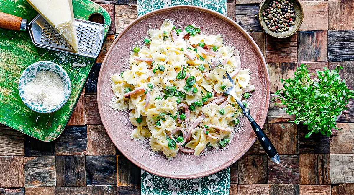 Сливочная паста с ветчиной, сыром и горошком