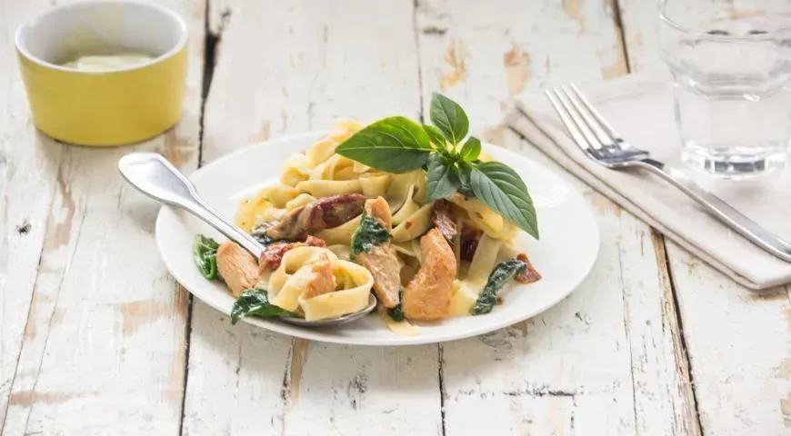 Паста с курицей и соусом из цветной капусты
