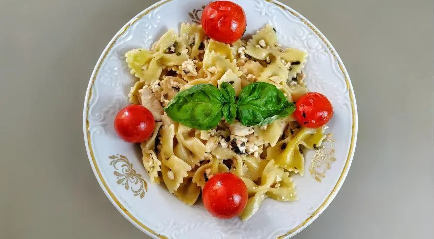 Паста с мясом индейки и творогом Капрезе